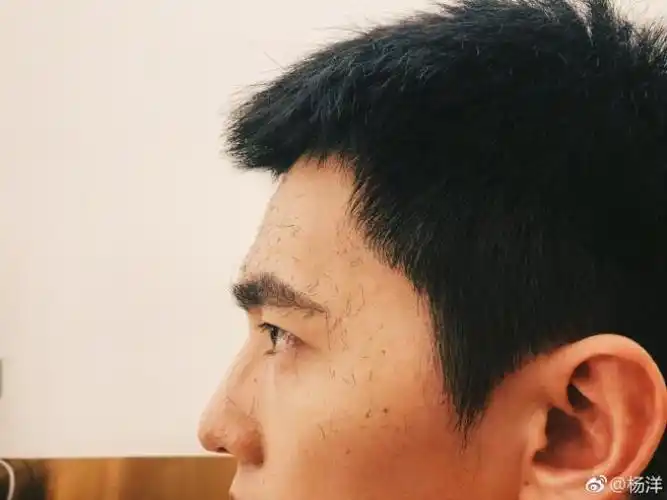 还没有新鲜两天,他就换成了寸头,不过只要长得帅剪什么发型都是很帅的