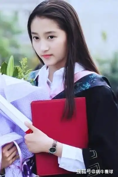 鹿晗为何会看上关晓彤?看到她穿学士服的照片,网友:这谁顶得住