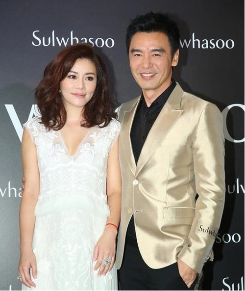 幸运的是,钟镇涛后来遇到了现在的妻子范姜.