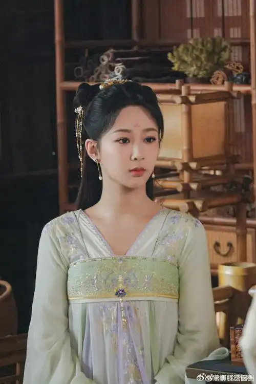 杨紫绿紫襦裙##杨紫双鬓头