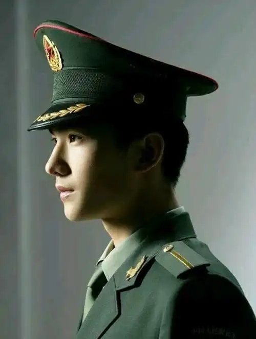 16当红男明星帅酷军装照谁是你心中的第一名