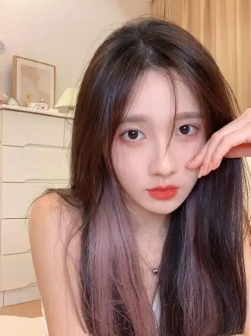人气女神梨涡允允高颜值居家自拍