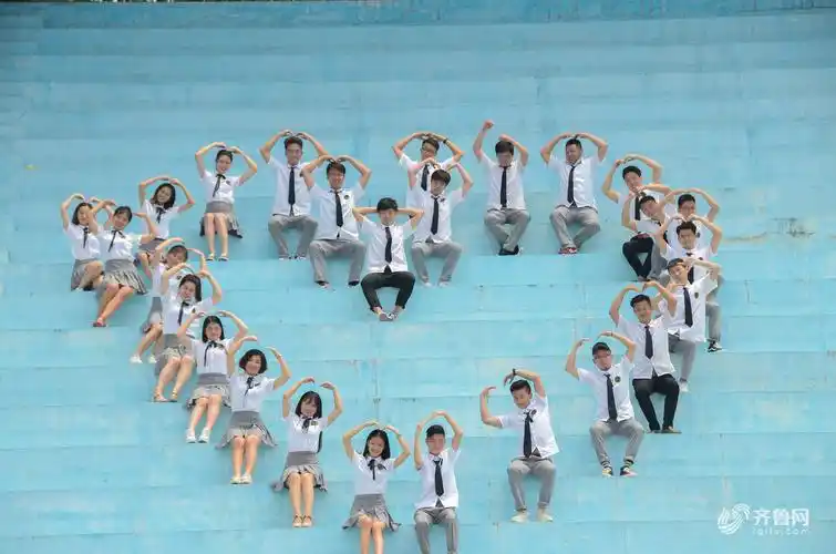 满屏的大长腿聊大毕业生拍创意毕业照致青春