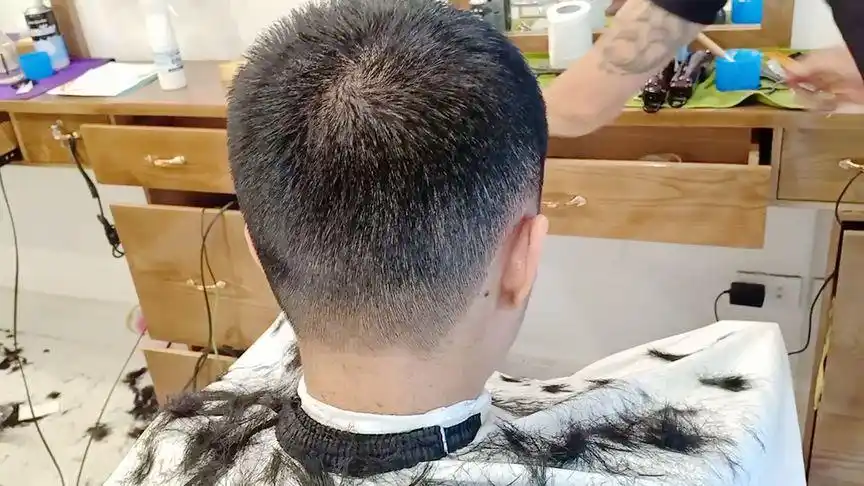 很实用的"平头碎"发型,精神好打理,适合绝大多数男士