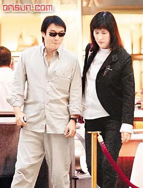 在创作上的空间,她从不过问刘松仁拍戏的剧本,也不在乎老公有没有吻戏