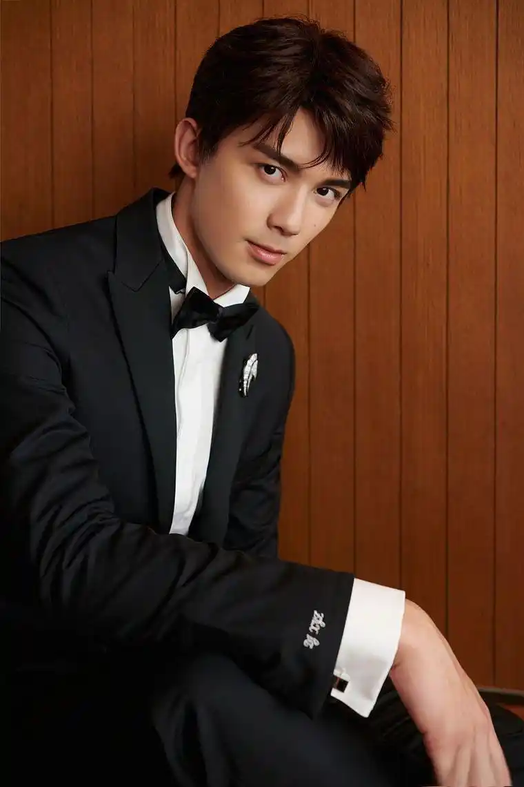 吴磊:颜值与演技双进化,20年演艺路展现实力派风采 吴磊,这位从4岁
