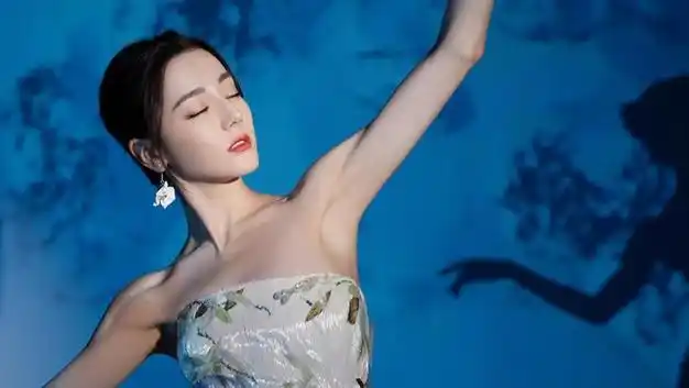 迪丽热巴自拍照事件持续发酵网友扒出更多瓜粉丝坚持各种反驳