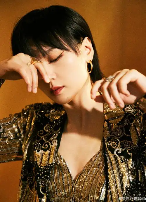 周笔畅造型##周笔畅鎏金祥云刺绣礼服##周笔畅璀璨鎏金大片