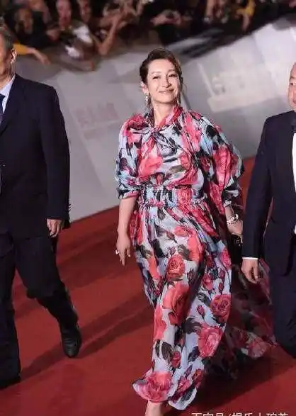 秦海璐身穿一袭大红袍连衣裙亮相红毯优雅大方又不失霸气干练