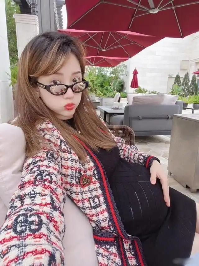 2月20日,女星李念大方公开孕肚照官宣怀三胎,她开心发文写道:"我们的