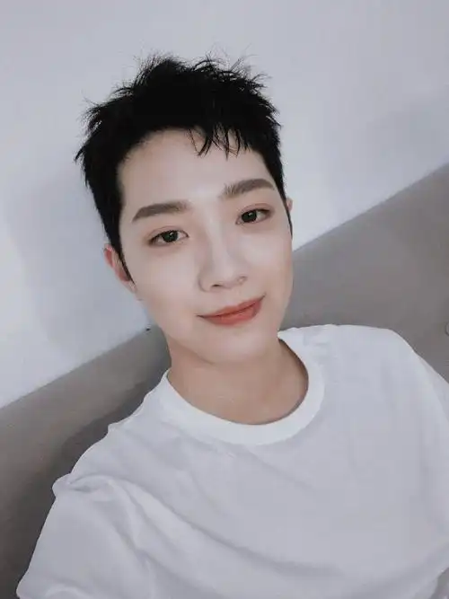 赖冠霖[超话]# 最佳自拍 @赖冠霖_edward. 来自草莓味奶罐 - 微博