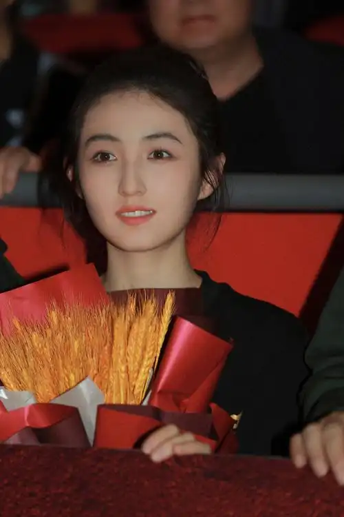 张子枫#电影志愿军雄兵出击#清澈热忱永不褪色,看繁花依旧芬芳.