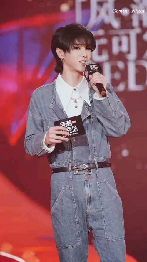 华晨宇壁纸这神仙颜值太绝了帅气中透露着一丝俏皮