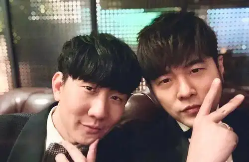 林俊杰被周杰伦催婚?年已四十热度依旧,网友真是操碎了心