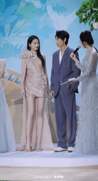 关晓彤未p生图曝光,身材曲线好到爆,网友:鹿晗可真.