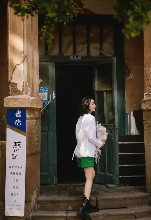 李小冉白色衬衣悠闲生活照_李小冉_衬衣_白色