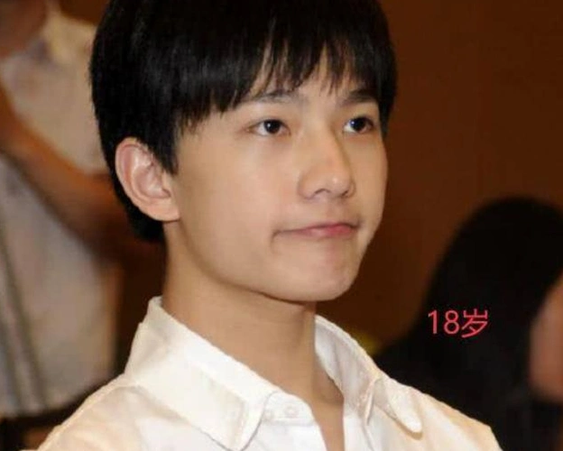 如今现在的杨洋给人一种非常高大男子综合着小时候的阳光帅气,尤其是