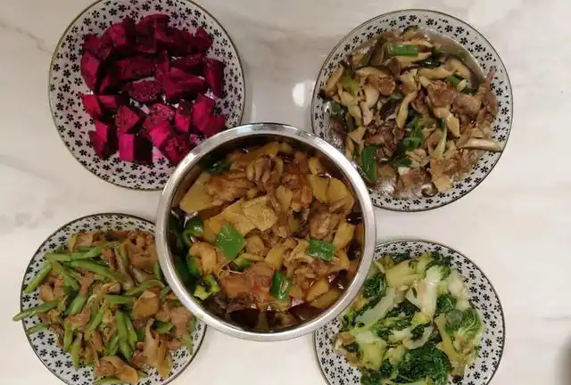 小伙30岁生日,自己动手做了5个菜,晒朋友圈,网友:还缺媳妇吗