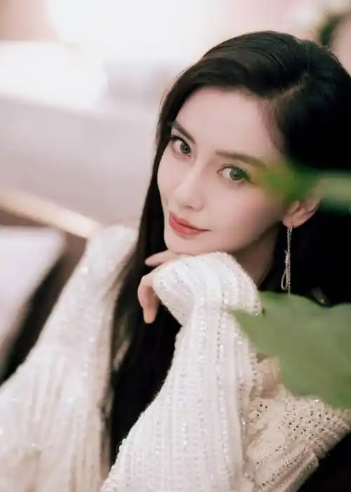 1/ 12 搜狐娱乐讯 8月25日,工作室晒angelababy最新写真大片.