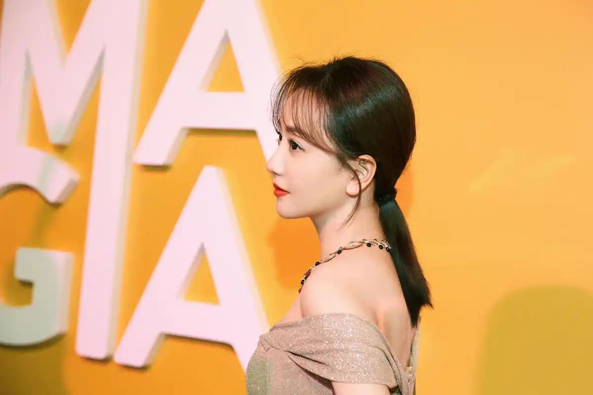 杨蓉出席品牌活动金色一字肩礼服尽显好身材