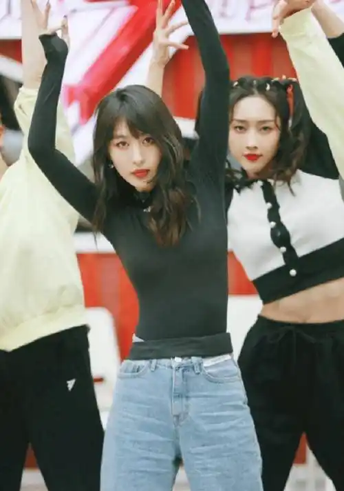 李菲儿为秀身材拼了故意穿黑色无痕衣出镜别说还真挺显瘦