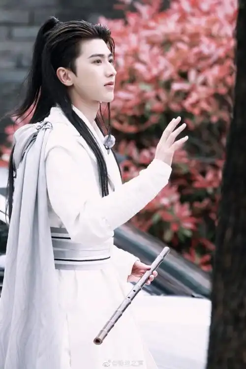 蔡徐坤白衣古装造型##奔跑吧无锡路透