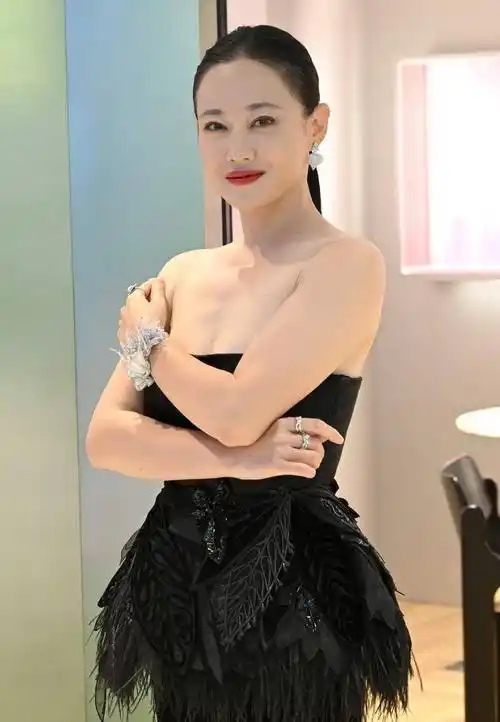 时尚女演员谭卓现身maisonalt珠宝品牌活动,黑色筒裙引发全场_耳环