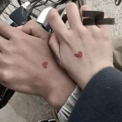 真实手牵手情侣头像一对两张 抖音情侣牵手图片只有手 - 情侣头像