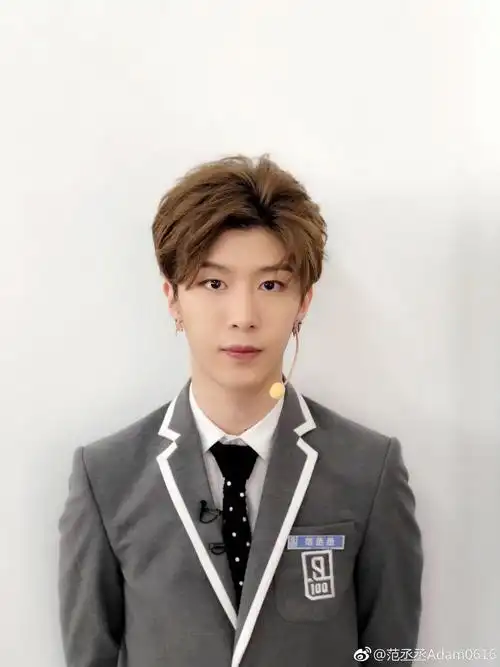 范丞丞晒旧照纪念回国一周年:会珍惜现在拥有的一切