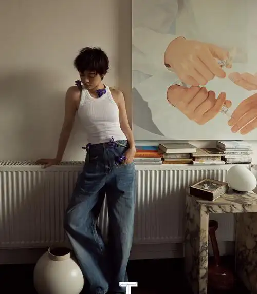 反观生活中的孙俪,穿得其实都很朴实很保守,通常就是一件t恤加身,这么