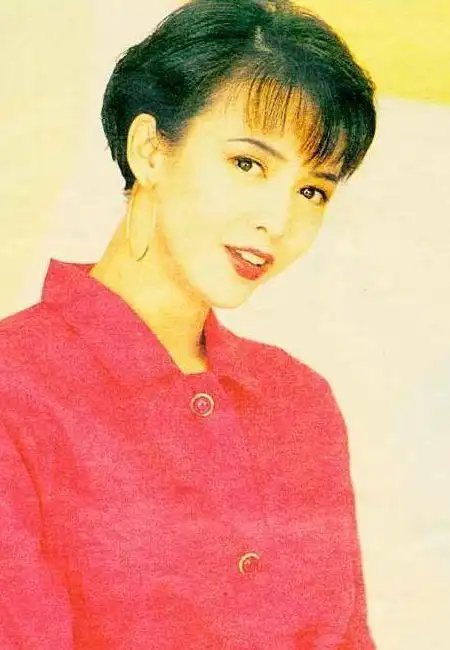 郑裕玲:13岁成打工人,凭实力被tvb看重,视财如命63岁仍单身