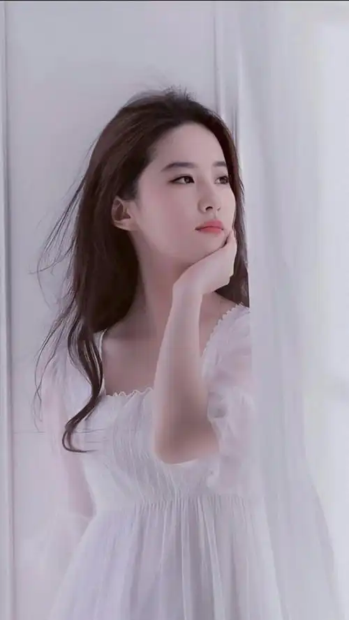"神仙姐姐"刘亦菲的颜值高得让人过目难忘,这个称号不是白叫的
