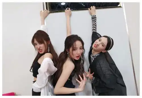 姐姐孟佳收工后直奔买烟,还让助理拆包装,偷偷吸烟被掩护