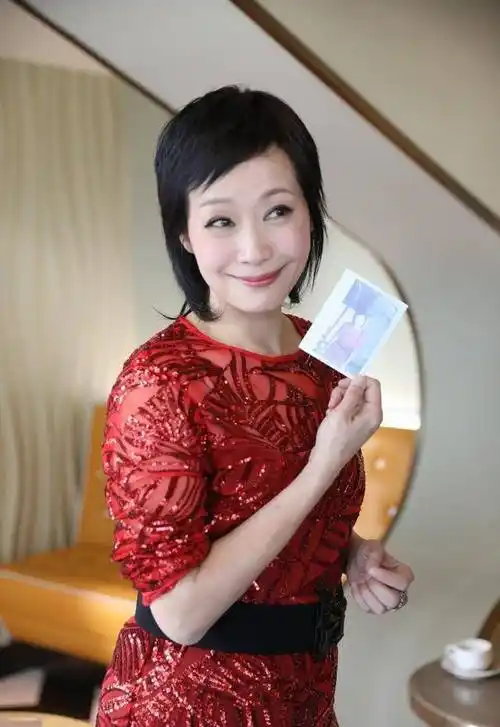 原创叶童真作妖穿金丝连衣裙配驴蹄鞋现活动54岁硬要凹成30岁