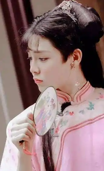 男扮女装:王源很清纯,王俊凯很时尚,看到侯明昊:亲妈难分性别_王源才