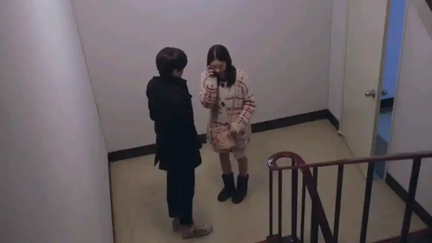 韩国电影嘘禁止想象精彩片段小情侣在楼道亲亲差点被发现