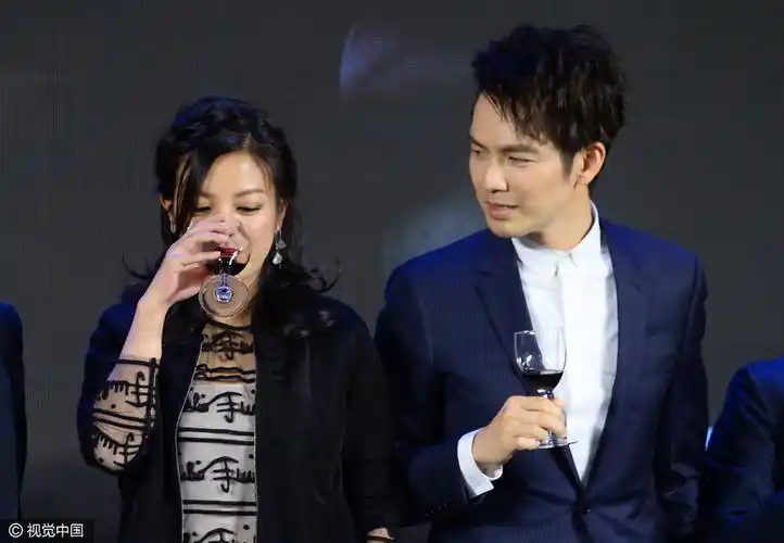 赵薇与钟汉良举杯豪饮 踩恨天高露小腿:被打胖了