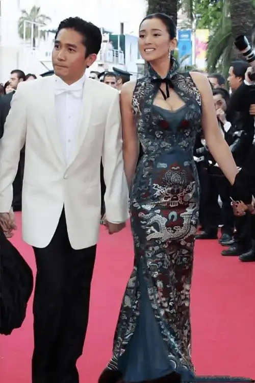 这件旗袍本身就非常的有特色,那么巩俐身高又够的话呢,所以穿上去就会