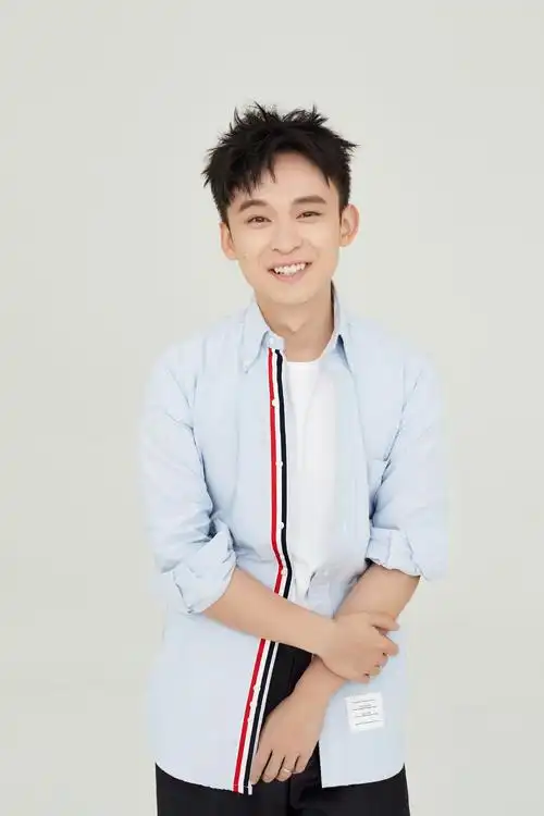 董子健董冬咚d身着蓝色衬衫笑容灿烂眼神清澈明亮