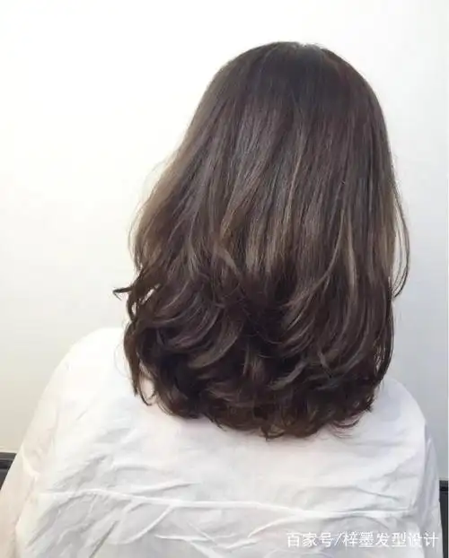 中发发型参考,精选中发烫发发型,更具优雅知性的感觉