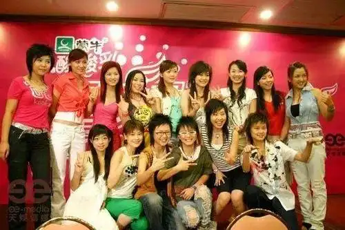 2005《超级女声》选手合影,考察那时年轻人穿搭的极佳样本