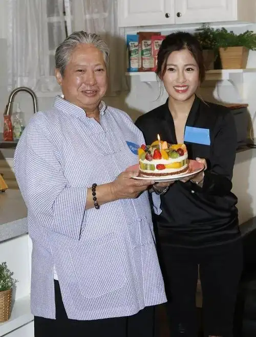 洪天明与老婆庆祝结婚7周年撇开两个帅儿子二人世界好甜蜜