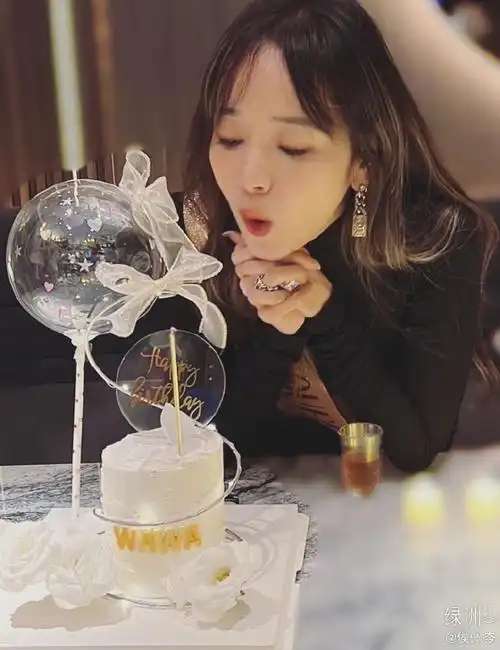 组图:侯佩岑晒照庆祝44岁生日 对着蛋糕许愿笑容灿烂幸福满溢_高清