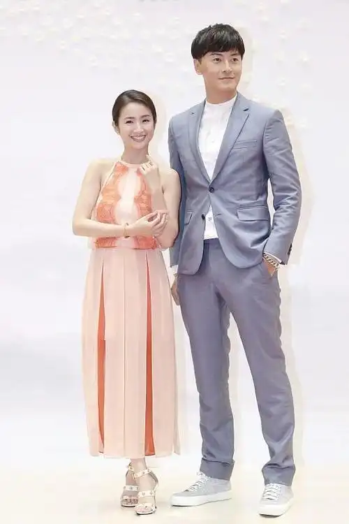 林依晨和郑元畅再度同台两人穿着礼服长相还是那么年轻