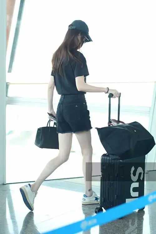 2018年8月10日,唐嫣现身北京机场,当天她身穿黑色印花t恤搭配牛仔短裤