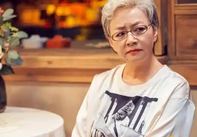 宋丹丹这个老戏骨,年龄让人分不清楚,到现在依然是这么努力