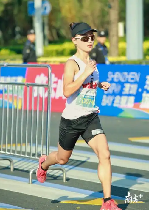 殷晓雨在2019宝安马拉松比赛过程中,南方日报记者 何俊 摄从专业教练