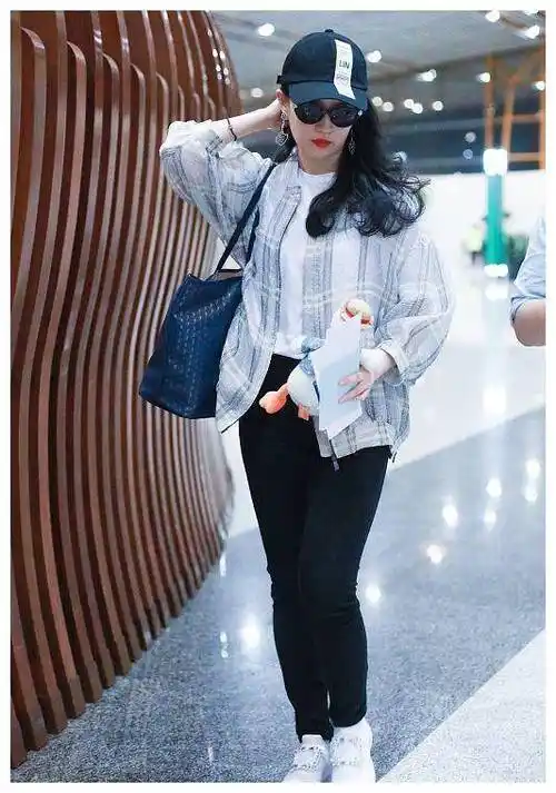 刘亦菲小西装超短裙气质着装神仙姐姐入尘世了接地气也很美