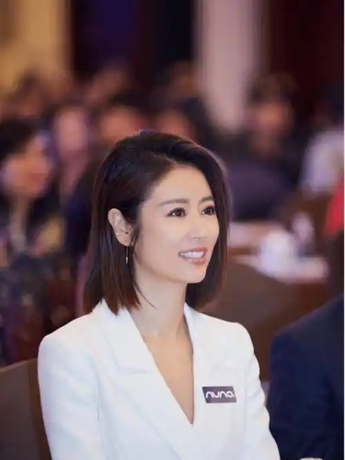 发型方面林心如选择了齐肩发,这样能够修饰她的脸型,让整个人看上去