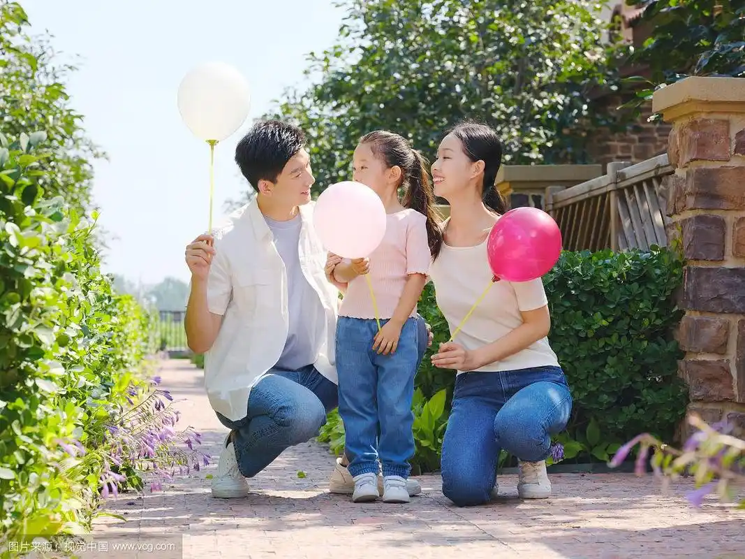 快乐的三口之家在户外合影